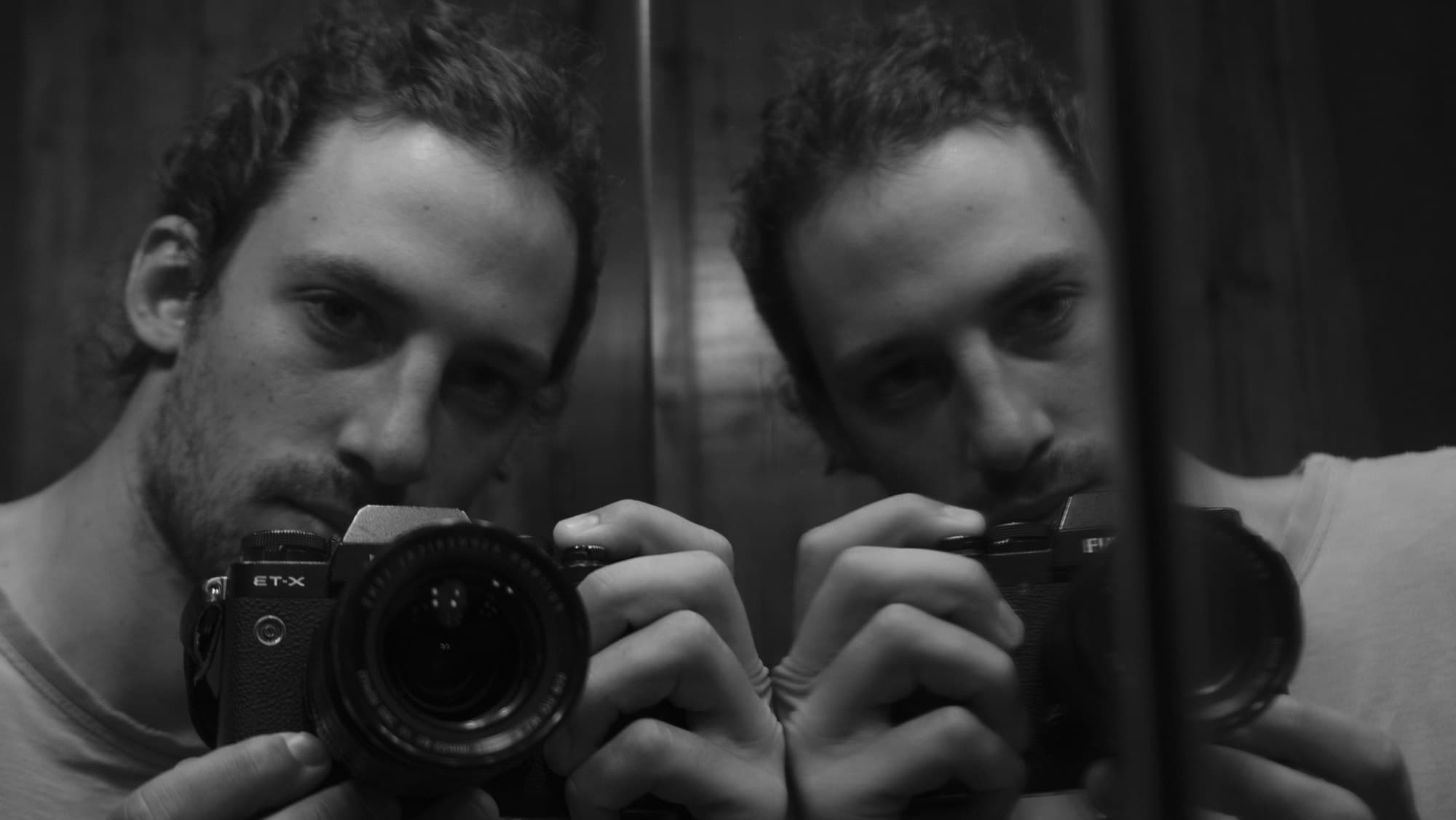 Alexandre Kok fotografando diante de um espelho